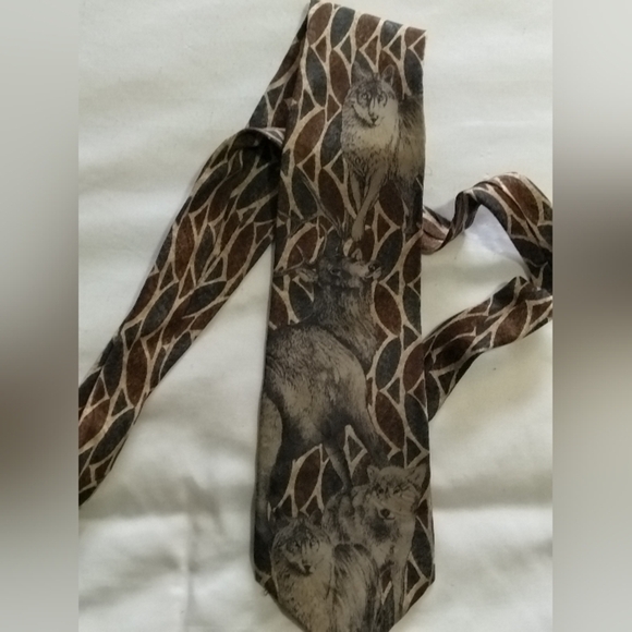 Endangered Spieces Tie - Picture 1 of 3